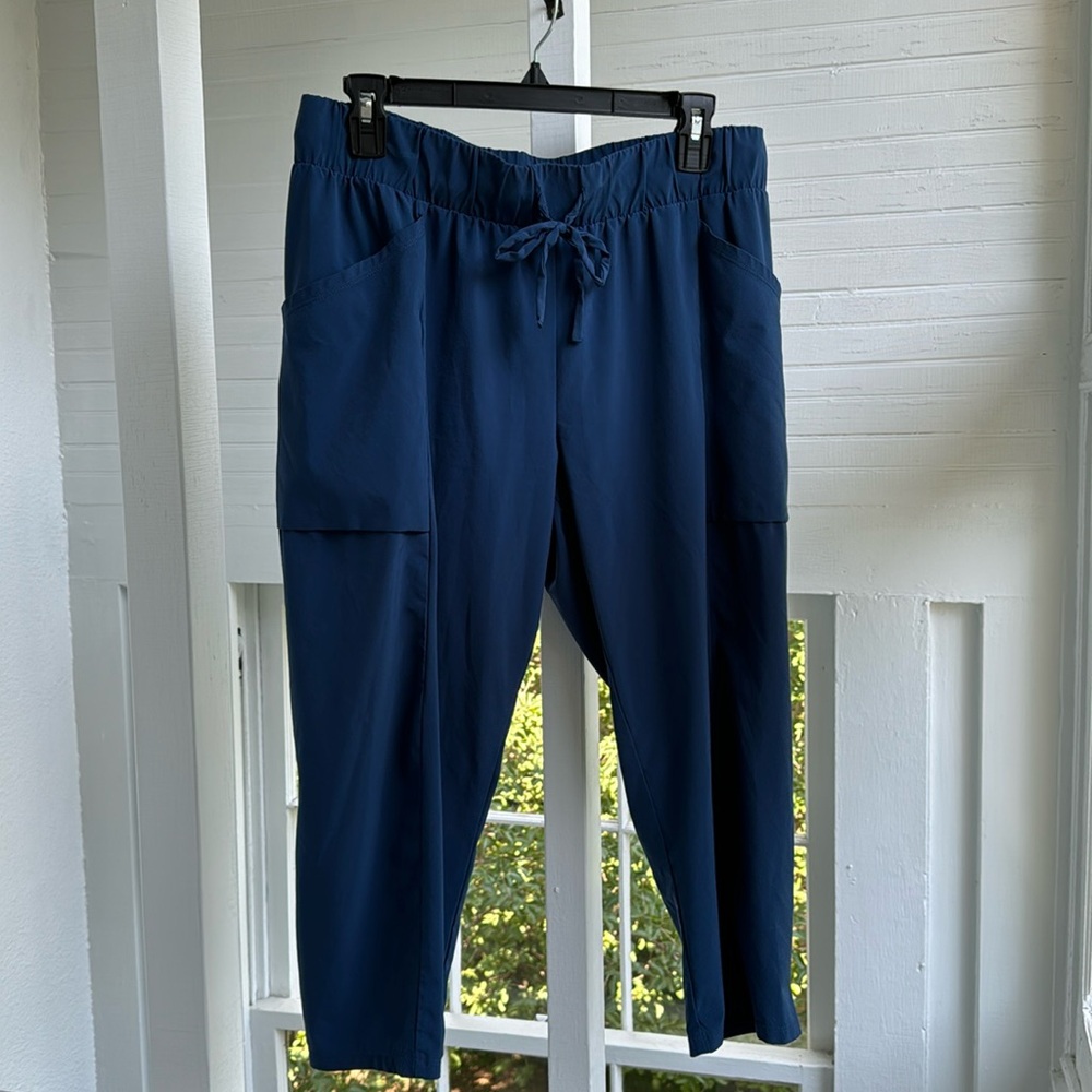 All in Motion, navy capri pants with pockets, size M